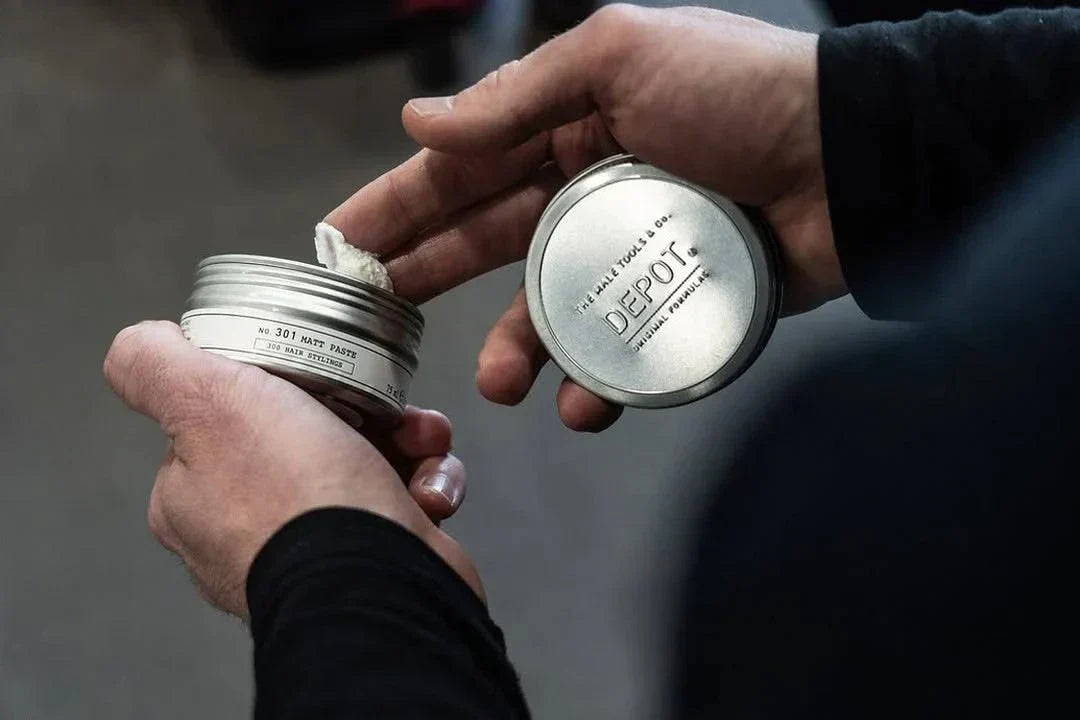 DEPOT No. 301 Matt Paste 75ml i metallboks i hendene, gir sterkt hold og matt finish.