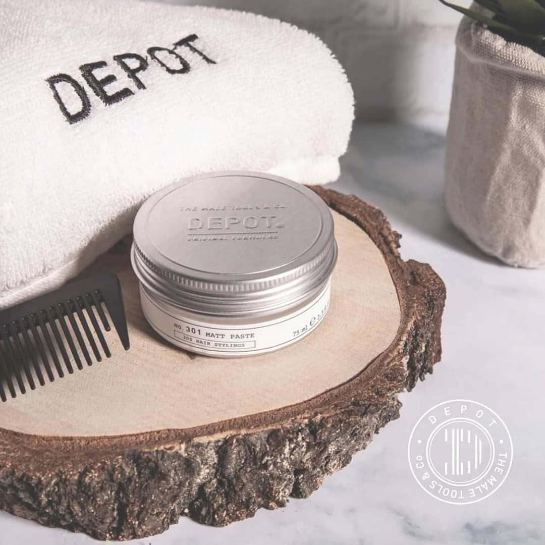 DEPOT No. 301 Matt Paste 75ml med kam på trefat, gir sterkt hold og naturlig matt finish.