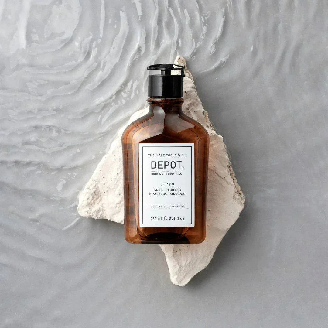 Depot No. 109 Anti-Itching Soothing Sjampo 250ml flaske på grå bakgrunn.