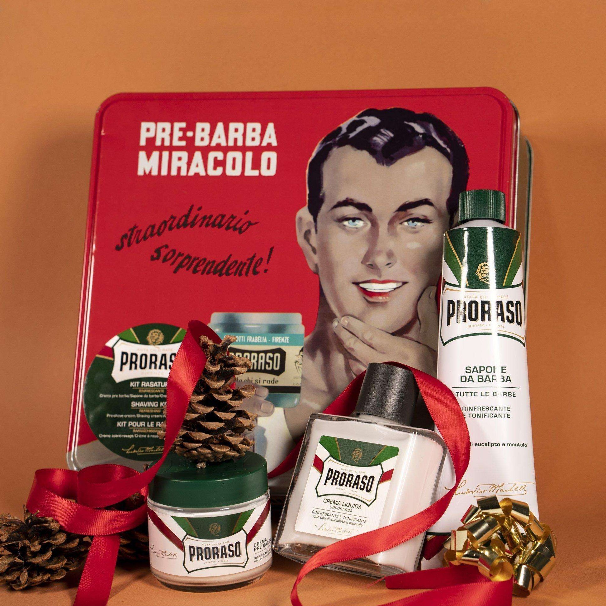 Proraso gavesett med barberprodukter i gaveeske med pre shave-krem, barberkrem, og etterbarberingskrem.